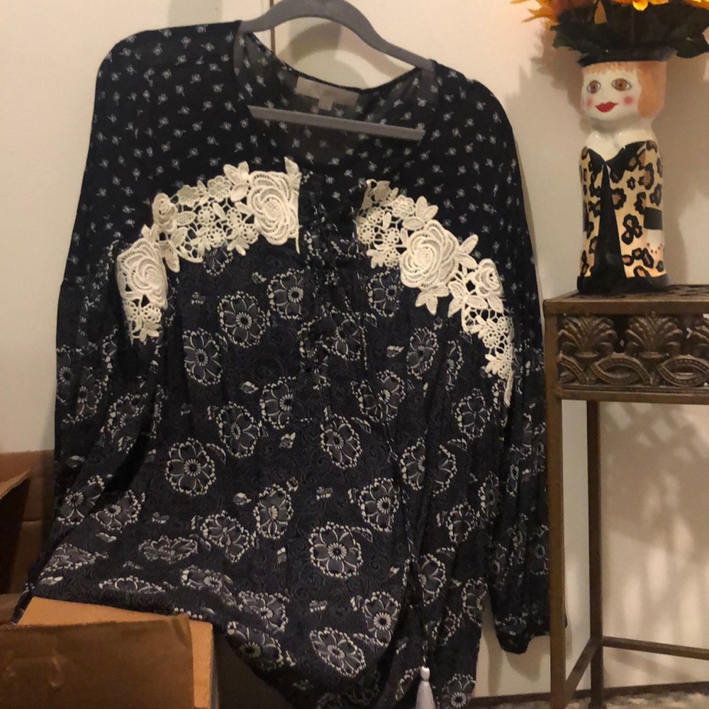 Beautiful Ann Taylor lace appliqué blouselike new.
